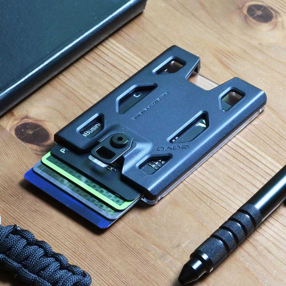 GOVO バッジホルダー - クリップなしモデル - 高耐久ポリカーボネート製 IDカードホルダー カード1～4枚収納可能（ブラック）
