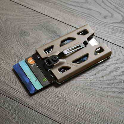 GOVO バッジホルダー/ウォレット - 高耐久 IDカードホルダー メタルクリップ&カード4枚対応のスロット付き（カード1～4枚収納可能）（タン）